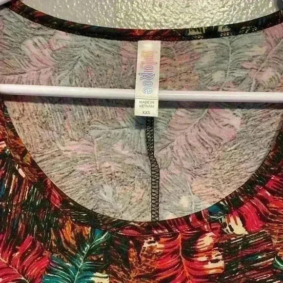 ❤️ LuLaRoe Feather Print Perfect T Size XXS Has Side Slits - Picture 4 of 7